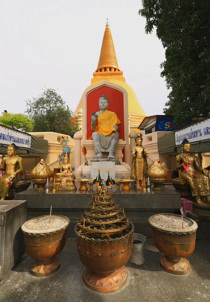 Nakornprathom, thailand-oktober 1: pra pratomjedi, der größte jedi in thailand, wo Thais und Ausländer am 1. Oktober in nakornprathom beten und besuchen können. 2016 in nakornprathom, Thailand — Stockfoto