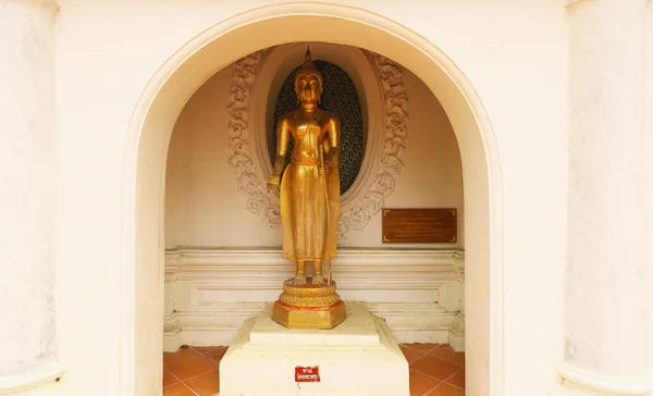 NAKORNPRATHOM-THAÏLANDE : Statues de Bouddha sur Pra Pratomjedi en Thaïlande — Photo
