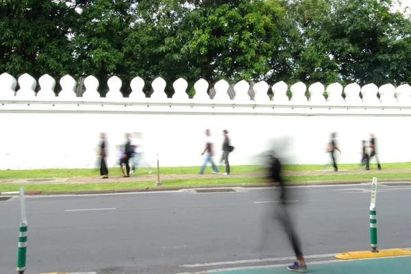 曼谷街头行走的模糊人物摘要 — 图库照片