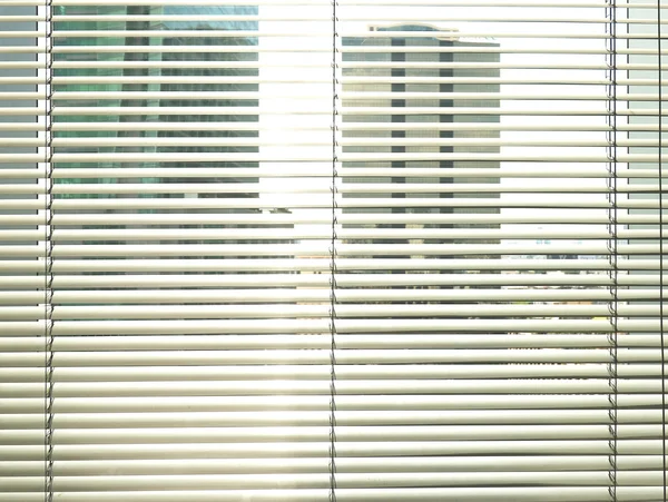 Ventana gris metálico jalusie sunblinds fondo oficina — Foto de Stock