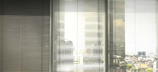 Janela cinza metálico jalusie cortinas de fundo escritório — Fotografia de Stock