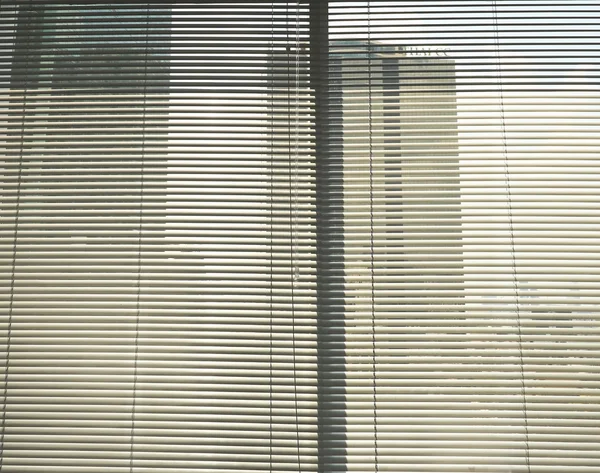 Fenêtre gris métallisé jalusie stores bureau arrière-plan — Photo