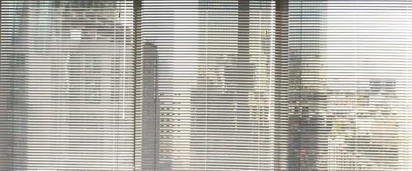 Janela cinza metálico jalusie cortinas de fundo escritório — Fotografia de Stock