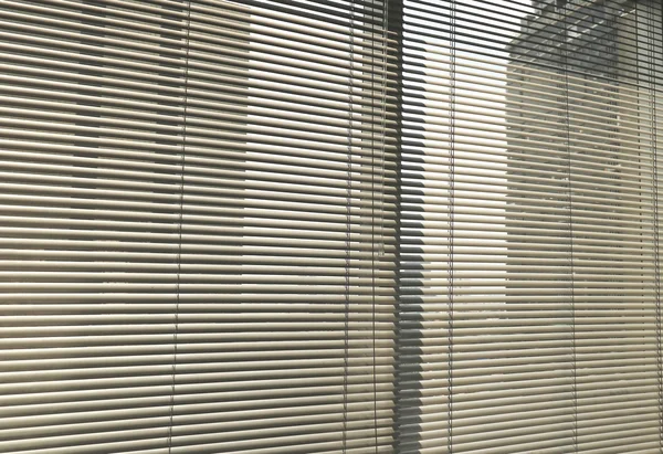 Вікно сірого металевого джалузі сонцезахисні штори фон офіс — стокове фото