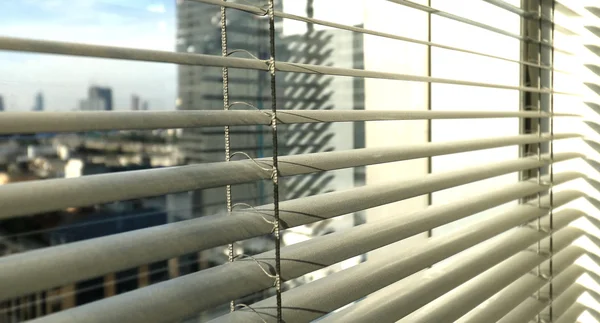 Fenêtre gris métallisé jalusie stores bureau arrière-plan — Photo
