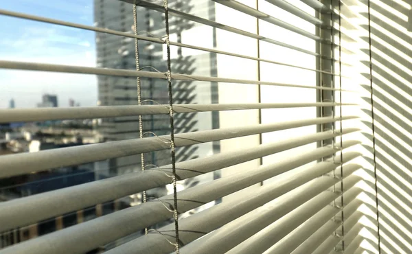 Ventana gris metálico jalusie sunblinds fondo oficina — Foto de Stock