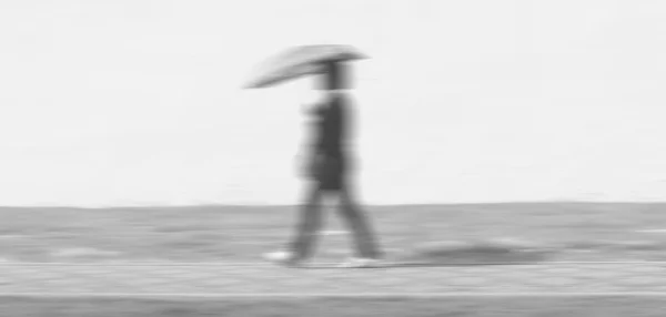 Mensen lopen in de straat over een motie van de dag vervaagd — Stockfoto