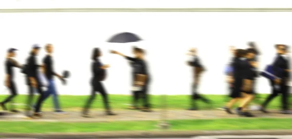 La gente caminando en la calle en un movimiento de día borrosa — Foto de Stock