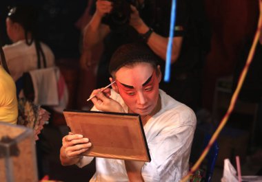 Bangkok, Tayland - Ekim, 2016: Oyuncu Çin opera için hazırlar. Çin opera bir antik tiyatro müzikal içinde Ekim, 2016 - Tayland vejetaryen Festivali geliyor