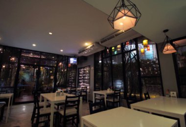 Soyut bulanık güzel lüks restoran iç gece arka planı için.