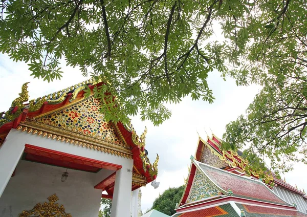 Bangkok-Thaïlande : Beaux arbres et architecture thaïlandaise dans le temple public de Wat Pho le 22 octobre 2016 — Photo