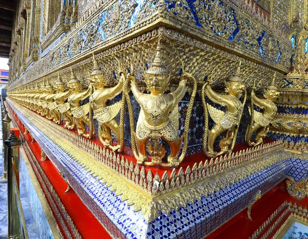 Garuda in Wat Phra Kaew Grand Palace of Thailand to find — Stock Photo, Image