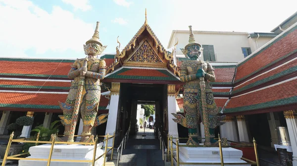 BANGKOK, TAILANDIA - 24 de octubre: Turistas no identificados en Wat Phra Kaew el 24 de octubre de 2016 en Bangkok, Tailandia . —  Fotos de Stock