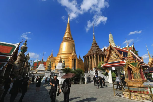 Bangkok, Thajsko -Oct 24: neznámí turisté na Wat Phra Kaew na Říjen 24 2016 v Bangkoku, Thajsko. — Stock fotografie