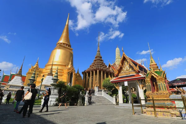 BANGKOK, TAILANDIA - 24 de octubre: Turistas no identificados en Wat Phra Kaew el 23 de octubre de 2016 en Bangkok, Tailandia . —  Fotos de Stock