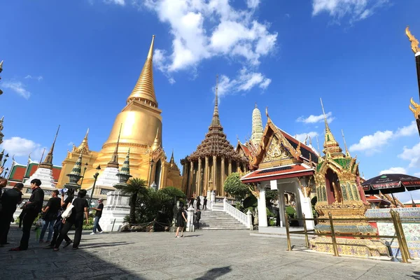 Bangkok, Thajsko -Oct 24: neznámí turisté na Wat Phra Kaew na říjen 23 2016 v Bangkoku, Thajsko. — Stock fotografie
