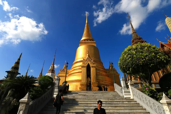 Bangkok, Thajsko -Oct 23: neznámí turisté na Wat Phra Kaew na Říjen 24 2016 v Bangkoku, Thajsko. — Stock fotografie