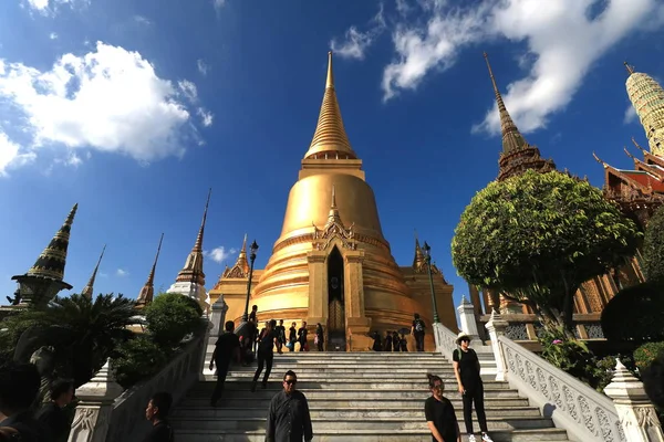 Bangkok, Thajsko -Oct 24: neznámí turisté na Wat Phra Kaew na říjen 23 2016 v Bangkoku, Thajsko. — Stock fotografie