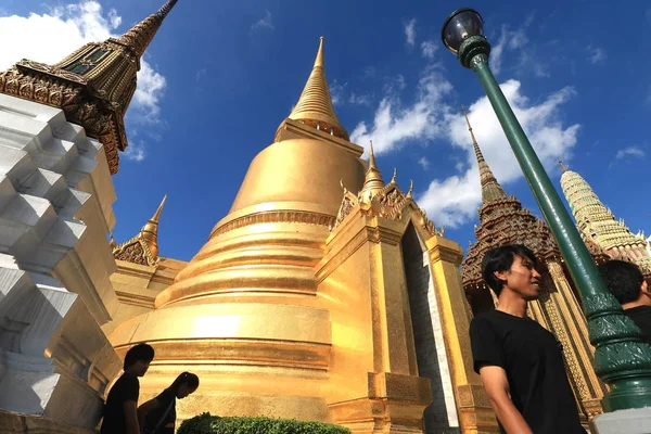 Bangkok, Thajsko -Oct 23: neznámí turisté na Wat Phra Kaew na Říjen 24 2016 v Bangkoku, Thajsko. — Stock fotografie