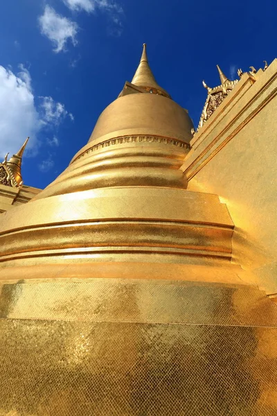 Bangkok, Thaiföld -Okt 23: azonosítatlan turisták a Wat Phra Kaew-a TOT-ok 24 2016-Bangkok, Thaiföld. — Stock Fotó
