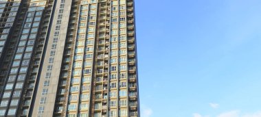 açı bakış açısı ve alt görüntülemek için modern Cam bina gökdelenlerin dokulu arka plan üzerinde bulutlu gökyüzü mavi