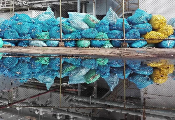 Dunkle Plastiktüten im Zaun des Gebäudes. — Stockfoto