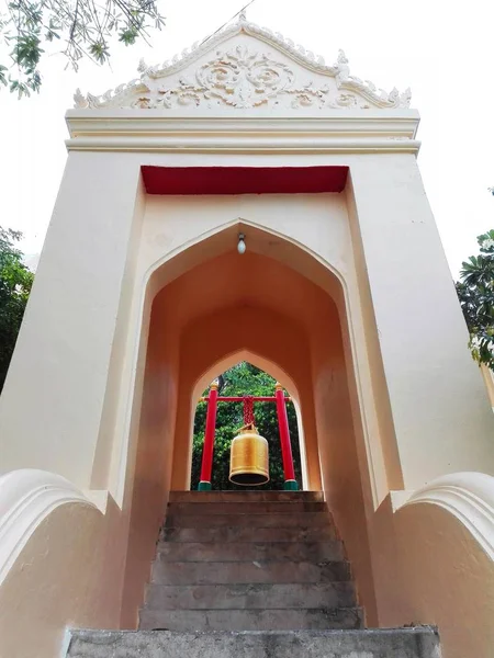 Bell in de tempel-Thailand waar is de populaire voor Thai en buitenlander te bidden en te bezoeken. — Stockfoto