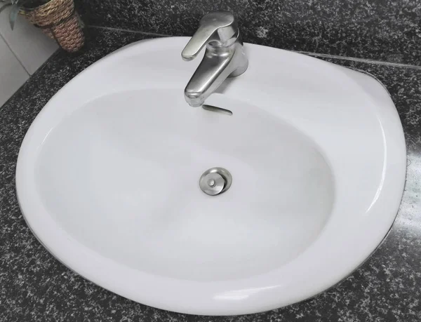 Раковина в ванной комнате — стоковое фото