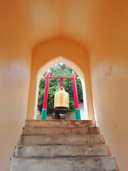 Колокол в храме Таиланда, где является популярным для тайцев и иностранцев молиться и посещать . — стоковое фото