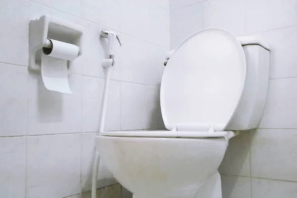 Desfocado vaso sanitário branco em um banheiro — Fotografia de Stock