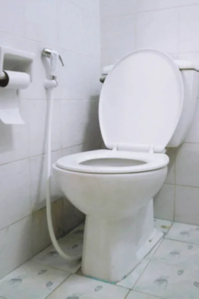 Desfocado vaso sanitário branco em um banheiro — Fotografia de Stock