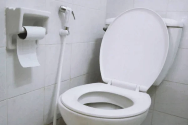 Wazig witte wc-pot in een badkamer — Stockfoto