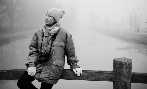Genç kadın kış portre ile. instagram görüntü filtresi siyah — Stok fotoğraf