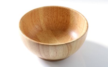 Beyaz arka planda ahşap kâse