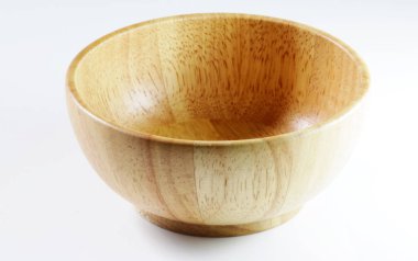 Beyaz arka planda ahşap kâse