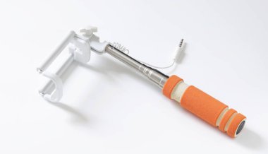 Beyaz çubuğa modern selfie