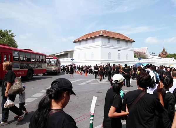 Μπανγκόκ, Ταϊλάνδη: Κυκλοφορία των πενθούντων Ταϊλάνδης άνθρωποι μαζί στο δρόμο στο Wat Phra Kaew στις 22 Οκτωβρίου, 2016 — Φωτογραφία Αρχείου
