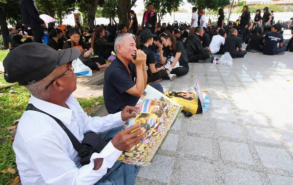 BANGKOK, THAILAND: Multidões de tailandeses vêm para cantar o hino Sua Majestade o Rei Bhumibol em Sanam Luang do Palácio Real para prestar respeito em 22 de outubro de 2016 — Fotografia de Stock