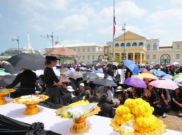 Μπανγκόκ, Ταϊλάνδη: Κίνημα Ταϊλάνδης άνθρωποι πενθούντες μαζί με το λουλούδι στο δρόμο στο Wat Phra Kaew στις 22 Οκτωβρίου, 2016 — Φωτογραφία Αρχείου