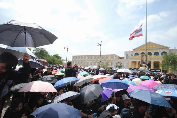 Μπανγκόκ, Ταϊλάνδη: Πλήθη της Ταϊλάνδης άνθρωποι έρχονται για να τραγουδούν τον ύμνο του αυτού Μεγαλειότητας του βασιλιά Bhumibol στην Sanam Luang στο Βασιλικό Παλάτι να πληρώσετε το σεβασμό στις 22 Οκτωβρίου, 2016 — Φωτογραφία Αρχείου