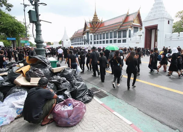 BANGKOK, TAILÂNDIA: Homens do lixo e Movimento de pessoas tailandesas choram juntos na estrada em Wat Phra Kaew em outubro 22, 2016 — Fotografia de Stock