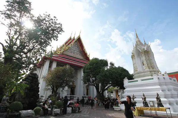 Bangkok-Thailand: Turist besöker vid Wat Pho, där är en av mest berömda landmärke i Thailand den 22 oktober 2016 — Stockfoto