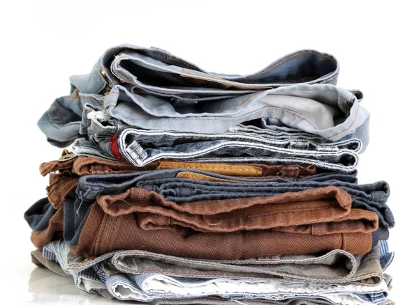 Pila di varie ombre di jeans — Foto Stock
