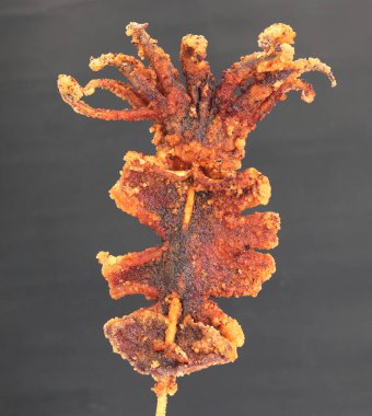 Şiş üzerinde derin kızarmış ahtapot