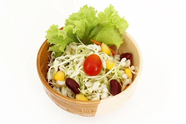 Ensalada de verduras frescas aisladas sobre fondo blanco — Foto de Stock