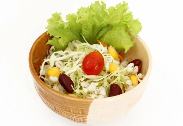 Ensalada de verduras frescas aisladas sobre fondo blanco — Foto de Stock