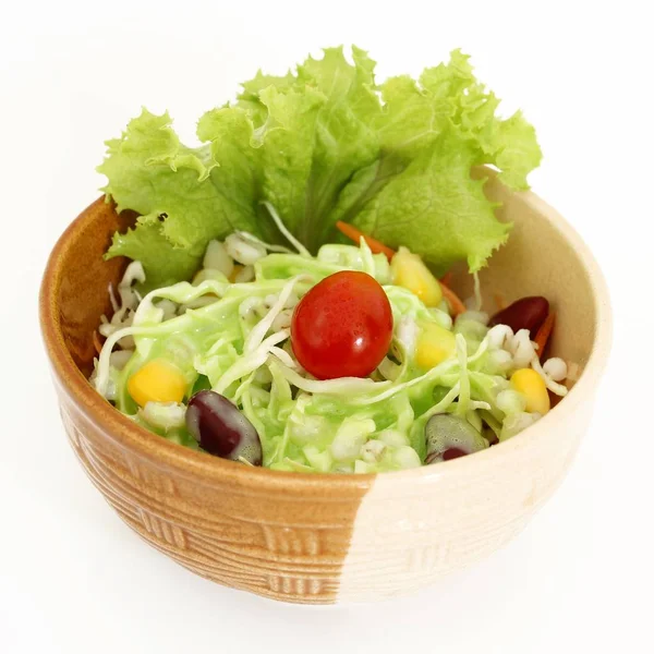 Salada de legumes frescos isolada sobre fundo branco — Fotografia de Stock