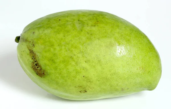 白地に緑色のマンゴー — ストック写真