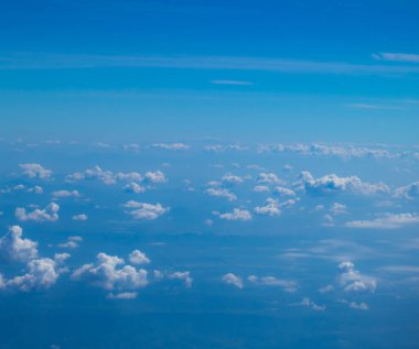 Mavi gökyüzündeki bulutlar