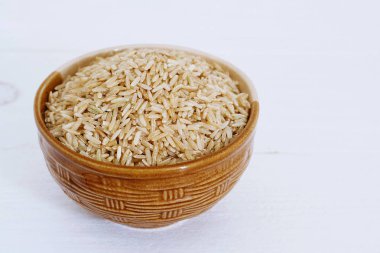 beyaz zemin üzerinde kahverengi pirinç